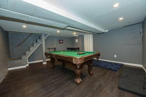 THEE PRIVATE POOL TABLE unit PENNSLANDING, QUEEN VILLAGE, TLA, A