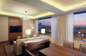 PREMIER SUITE DOUBLE AIRPORT VIEW