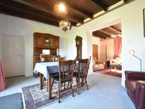 Maisons de vacances Countryside Holiday Home in Decize near Town Centre : photos des chambres