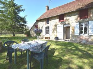 Maisons de vacances Countryside Holiday Home in Decize near Town Centre : photos des chambres