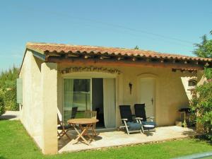 Maisons de vacances Cozy cottage in Carpentras with fenced pool : photos des chambres