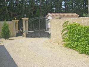 Maisons de vacances Cozy cottage in Carpentras with fenced pool : photos des chambres