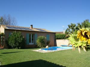 Maisons de vacances Colourful Holiday Home in Noves with Swimming Pool : photos des chambres