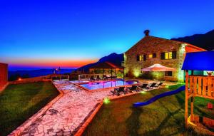 Six-Bedroom Villa with Terrace and Swimming Pool room in Villa Pave