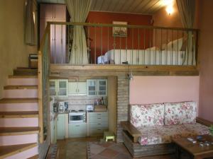 Two-Bedroom House (Bird House)