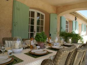 Villas Stunning villa with heated swimming pool air conditioning and large private enclosed garden : photos des chambres