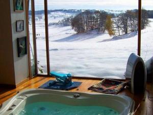 Maisons de vacances Beautiful stone house with jacuzzi : photos des chambres