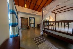 Beautiful 5 Bed Colonial Villa, Pool, Lush Garden and Cook