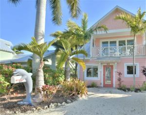 Four-Bedroom House room in Tropical Island Waterfront Dream Home with Private Pool