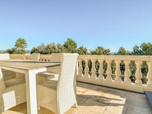 Villas Chic Villa in le Cannet des Maures with Pool and Terrace : photos des chambres