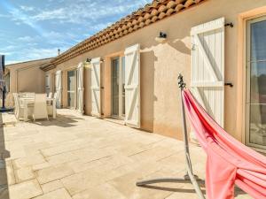 Villas Chic Villa in le Cannet des Maures with Pool and Terrace : photos des chambres