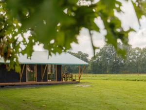 Luxury Lodge in Reesprong with Garden Fire Pit