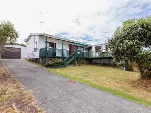 Kiwi Bach at Omaha - Omaha Holiday Home - Omaha