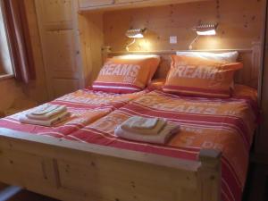 Chalets A spacious tastefully furnished chalet with sauna in a traditional French village : photos des chambres