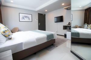Phòng Giường Đôi Lớn Cao Cấp - Mới Sửa Sang (Superior Queen Room - Newly Renovated)