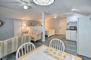 Charming Studio Less Than 10 Miles to Wells Beaches!