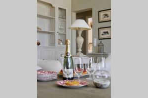 BORD DE MER - AC, WIFI, chic, sea view, beach 2 minutes walk