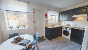 Stunning 3-Bed house in Chester by 53 Degrees Property, ideal for Contractors & Families, FREE Parking - Sleeps 7