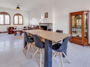 Maisons de vacances Alluring Holiday Home in Estagel with Private Pool : photos des chambres