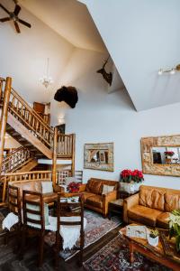 A Bear and Bison Country Inn