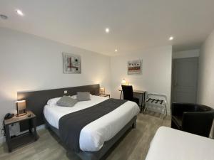 Hotels Logis Hotel L'Oliveraie : Chambre Triple