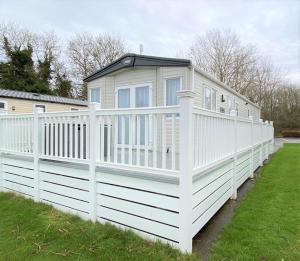 Goosewing Lakeside Lodge