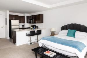Studio room in Steps to UChicago Sci Museum & Lake with Gym by Zencity