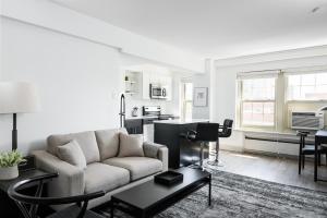 Apartment room in Modern CWE 2BR near BJC by Zencity
