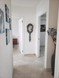 Elegante apartamento discreto, con playa y piscina