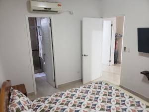 Elegante apartamento discreto, con playa y piscina