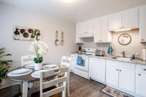 Luxury stay near Oakridge Mall for vacationwork