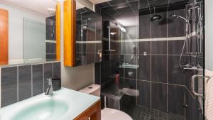 Ravens Nest - Luxury Pet Friendly Condo with Private Hot Tub & Mountain Views