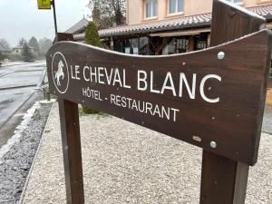 Hotels Le Cheval Blanc - Logis Hotel : photos des chambres