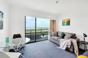 Skyline Sojourn Studio with Parking and Sea Views - Takapuna
