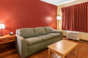 Double Room - Non-Smoking  room in Econo Lodge Inn & Suites Maingate Central