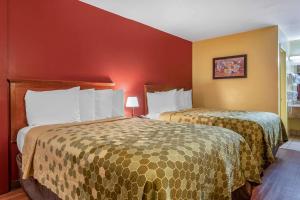 Double Room with Two Double Beds - Non-Smoking room in Econo Lodge Inn & Suites Maingate Central