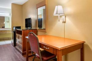 King Suite with Sofa Bed - Non-Smoking room in Econo Lodge Inn & Suites Maingate Central