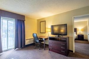 King Suite - Non-Smoking room in Holiday Inn Express Hotel & Suites Pittsburgh Airport an IHG Hotel