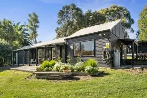 The Bunkhouse - The Lodge Te Horo - Otaki