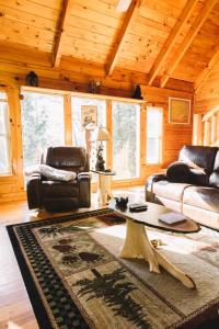 Bear Creek Lodge with Hot Tub, Game Room and View