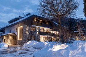 Aparthotel Familiaris - Family Apartments - Pools & Spa in Dolomites