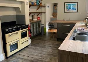 Howick House - Gorgeous Cosy Filey Cottage style central location - Sleeps 9