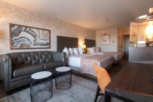 2 Queen Suite room in Oxford Suites Chico