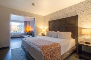 Two Room Family Suite 2 King 2 Bathroom Sleeper Sofa room in Oxford Suites Chico