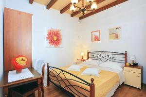 One-Bedroom Apartment with Terrace and Sea View room in Apartments by the sea Seget Donji Trogir - 18648