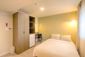 Deluxe giường đôi Hướng phố (Deluxe Double City View)