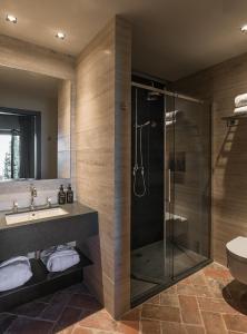 Habitación con cama extragrande y balcón
