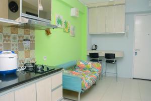 Comfortable 2BR Bassura City Apartment near Bassura Mall By Travelio
