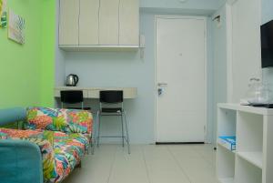 Comfortable 2BR Bassura City Apartment near Bassura Mall By Travelio