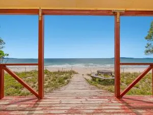 Poppy's Beach House - Beachfront Whangapoua Home - Whangapoua